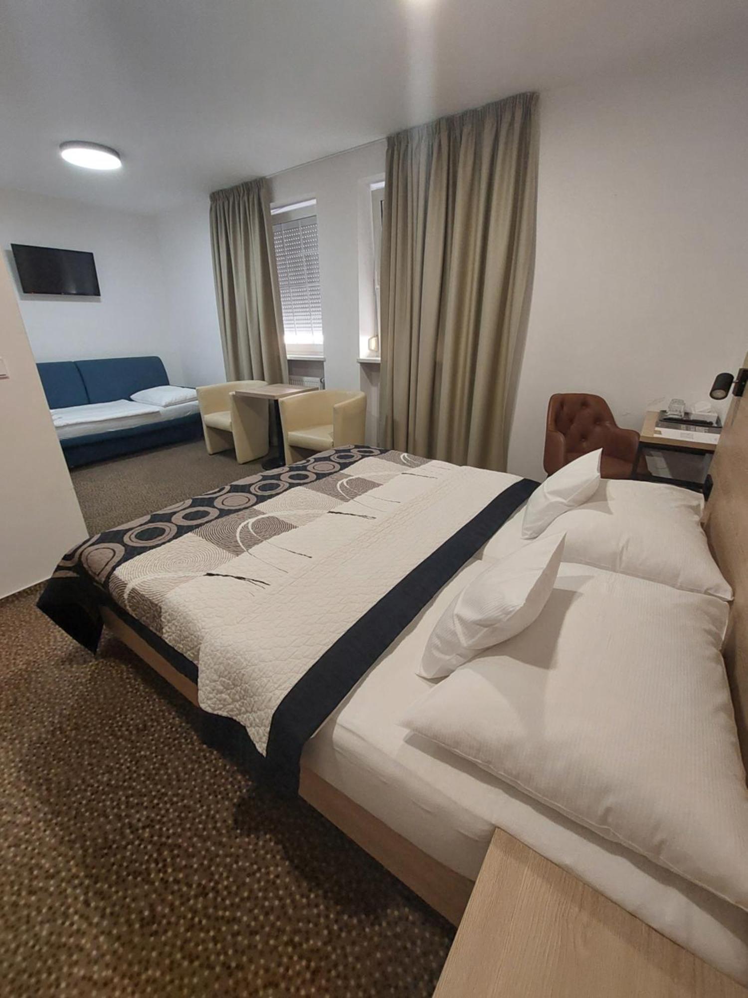 Hotel Avion
